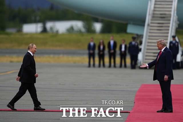최근 러시아가 군사적 도발 수위를 높이는 것은 트럼프 대통령을 자극해 회담을 재개하기 위한 것이라는 분석도 나온다. 사진은 지난 8월 15일 미국 알래스카주 엘먼도르프-리처드슨 기지에서 만난 푸틴 대통령과 트럼프 대통령. /AP.뉴시스