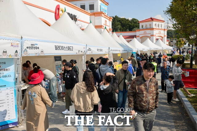 25~26일 2025 아산온천축제-온천하고 놀자가 열린 아산스파비스 주차장 일대에 시민과 관광객들이 북적이고 있다. /아산시