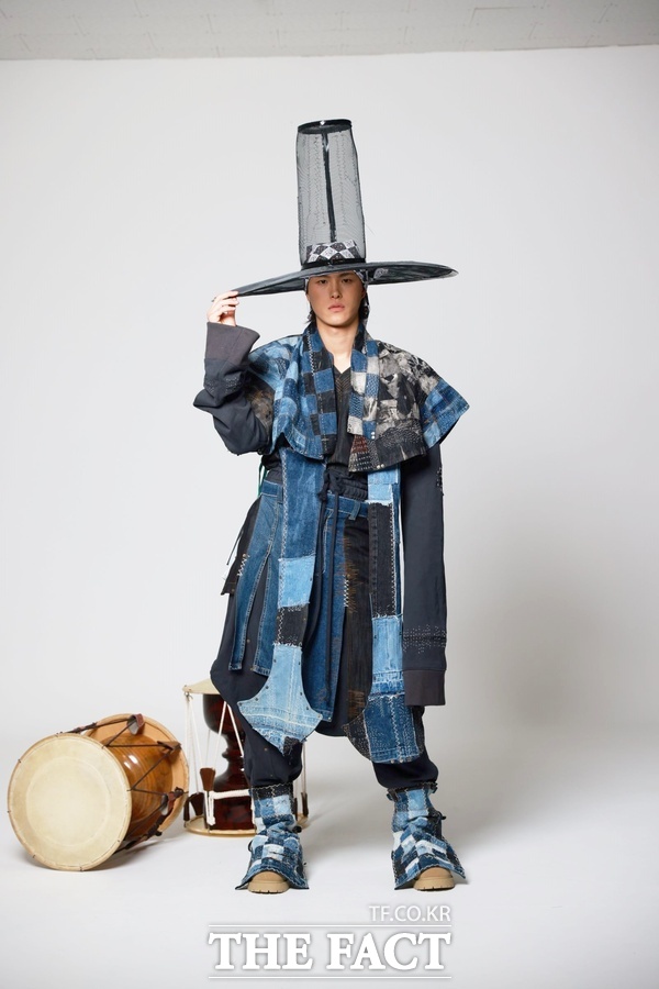 한남대학교 패션디자인학과 8명의 재학생들이 제26회 대한민국 전통의상 공모대제전서 우수한 성과를 거뒀다. 사진은 대상(산업통상부 장관상)을 수상한 패션디자인학과 서정빈(4학년) 작품 /한남대학교