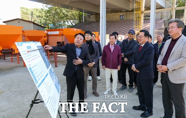 이장우 대전시장이 27일 도로안전통합센터 조성사업지 현장을 방문하고 있는 모습. /대전시