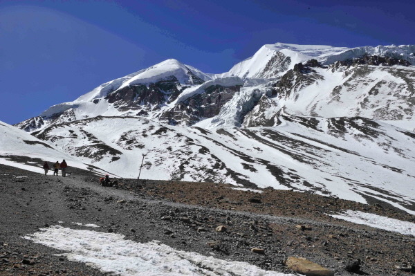 네팔의 히말라야산맥을 등반하던 60대 한국인 남성이 26일 오전 사망했다. 사진은 네팔 히말라야산맥의 안나푸르나 트래킹 코스 모습. /뉴시스