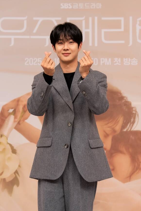 배우 최우식이 SBS 금토드라마 우주메리미로 많은 사랑을 받고 있다. /SBS