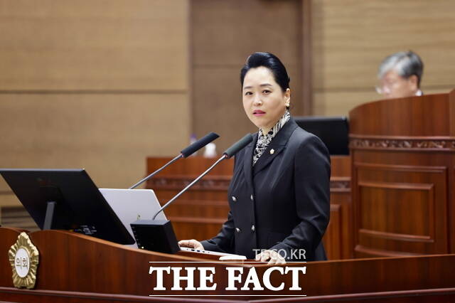천안시의회 이지원 의원이 시정질문을 통해 콜버스 운행구역과 제도적 기반 미비를 지적하며 교통복지 사각지대 해소를 촉구했다. /천안시의회