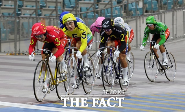 특선급 결승전에서 타종이 울리자 3번 류재열, 5번 임채빈, 2번 정종진 순으로 결승선을 향해 전력 질주하고 있다./국민체육진흥공단