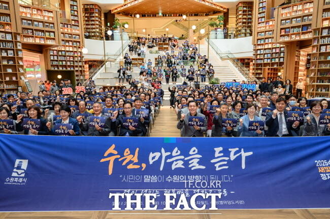 이재준 시장(앞줄 가운데 통로 오른쪽)이 스타필드 수원 별마당도서관에서 열린 정자2·3동 새빛만남에 참석한 주민들과 함께하고 있다. /수원시