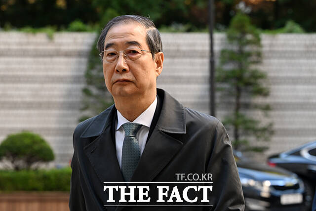 한덕수 전 국무총리가 27일 오전 서울 서초구 서울중앙지방법원에서 열린 내란 우두머리 방조 혐의 4차 공판에 출석하고 있다. /서예원 기자