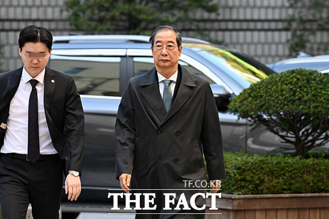 한덕수 전 국무총리가 27일 오전 서울 서초구 서울중앙지방법원에서 열린 내란 우두머리 방조 혐의 4차 공판에 출석하고 있다. /서예원 기자