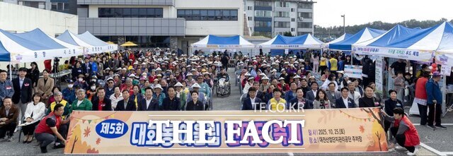 대전 대덕구는 25일 대화동 주민자치회 주관으로 대화동 어울림 한마당 축제를 열었다. 최충규 대덕구청장이 인사말을 하고 있다. /대덕구