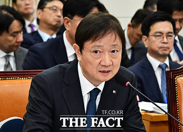 이찬진 금융감독원장이 27일 오전 서울 여의도 국회 정무위원회에서 열린 금융위원회, 금융감독원 등에 대한 종합감사에 출석해 질의에 답변을 하고 있다. /국회=배정한 기자