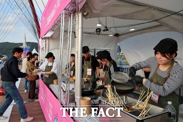 지난 24일 대전 동구 소제동 동구동락축제장 리브스커피 매장에서 목원대 외식조리·제과제빵학과 학생이 디저트를 판매하고 있다. /목원대