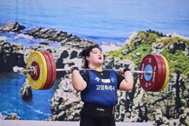 SK텔레콤이 지원하는 역도 박혜정 선수가 최근 진행된 전국체육대회에서 바벨을 들어 올리고 있다. /SK텔레콤