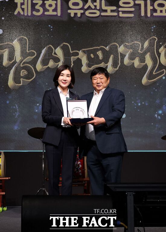 대전시 유성구의회 인미동 의원(왼쪽)이 26일 노은역 서쪽광장에서 열린 노은남로 상점가 제3회 한마음축제에서 지역 상권 활성화에 기여한 공로로 노은남로 상점가 상인회로부터 감사패를 받았다. /의원실