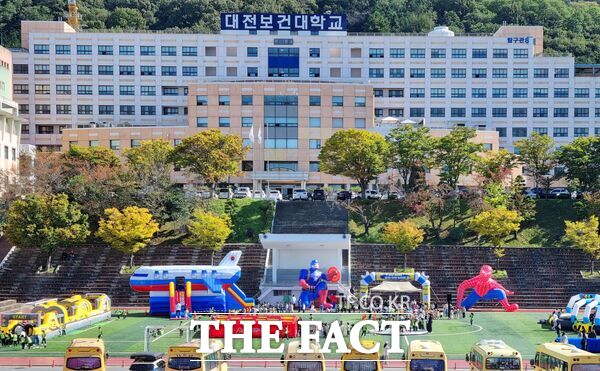 대전보건대학교 RISE 사업단이 25일 학교 운동장에서 유치원 및 어린이집 유아 약 300여 명이 참여해 2025 세이프티 똑똑! 안전 놀이터 행사를 했다. /대전보건대학교