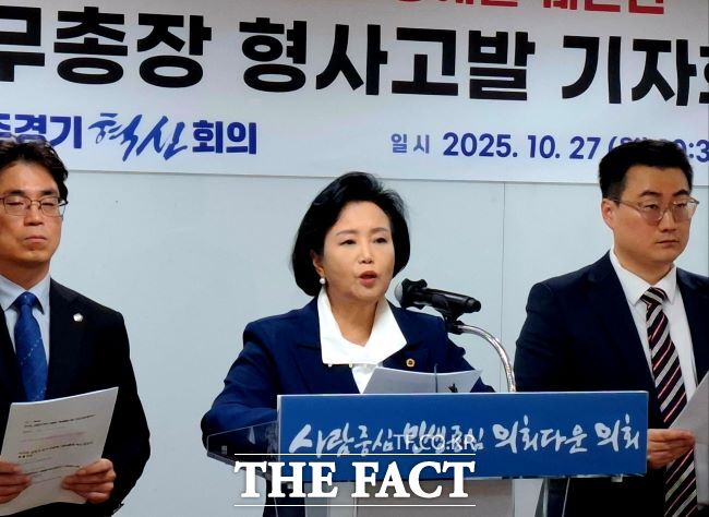 더민주경기혁신회의 공동대표인 정윤경(민·군포1) 경기도의회 부의장이 27일 대표단과 함께 도의회에서 기자회견을 열고 있다. /더민주경기혁신회의