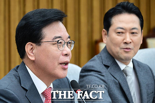 송언석(왼쪽) 국민의힘 원내대표가 27일 국회에서 열린 최고위원회의에서 이재명 대통령에게 조원철 법제처장을 즉각 경질하라고 촉구했다. /남윤호 기자