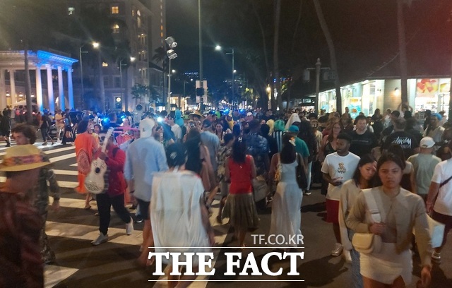 지난해 10월 31일(현지시간) 미국 하와이 호놀룰루시 와이키키 비치 모아나 서프라이드 호텔 앞 칼라카우아 거리에 나온 여행객들이 핼러윈 데이를 즐기고 있다. /김형수 선임기자