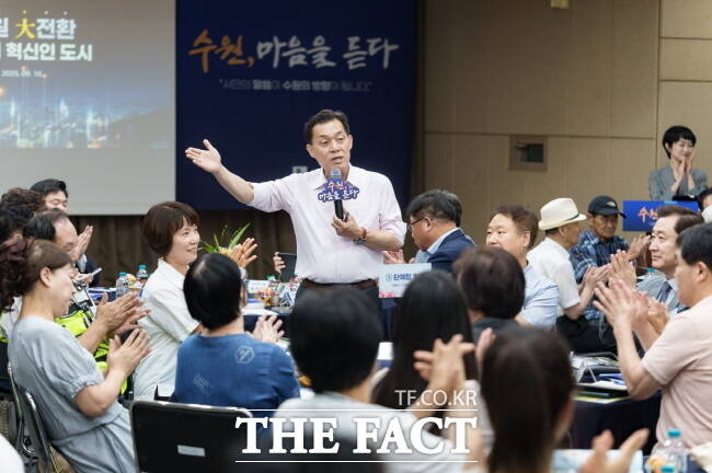 이재준 수원시장이 화서1동 새빛만남에서 발언하고 있다. /수원시