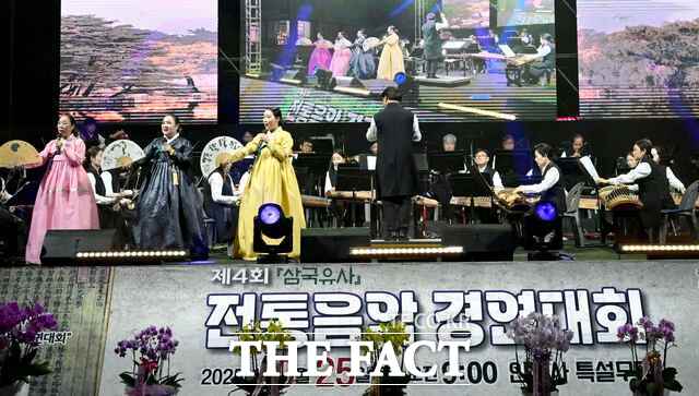 한마음 음악회는 경북도립국악단의 연주와 왕기철 명창의 판소리 무대를 시작으로 판소리, 민요 명창들의 국악과 판소리 공연이 이어져 관객들에게 전통 음악의 깊이를 전달했다. /군위군