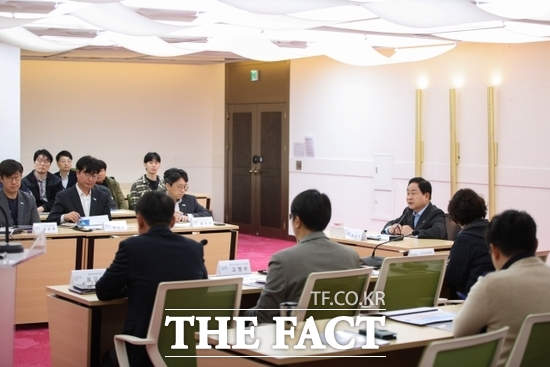 주광덕 경기 남양주시장(오른쪽)이 27일 시청사 여유당에서 진행된 2030 기업 유치 마스터플랜 보고회에서 기업 유치 전략에 대해 평가하고 있다. /남양주시