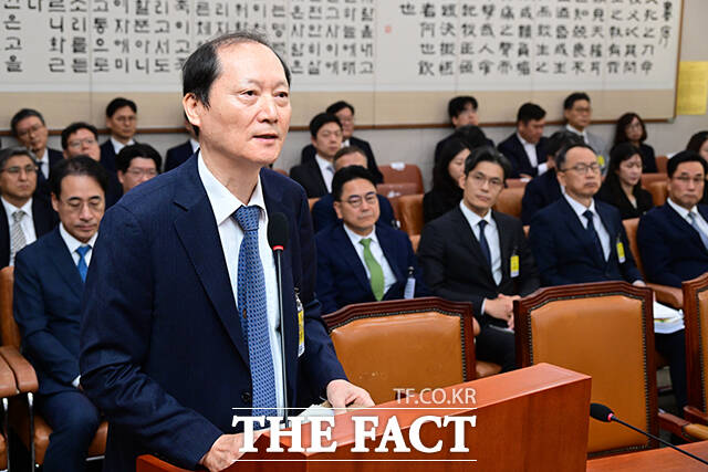 증인선서 거부 사유를 소명하는 이완규 전 법제처장.