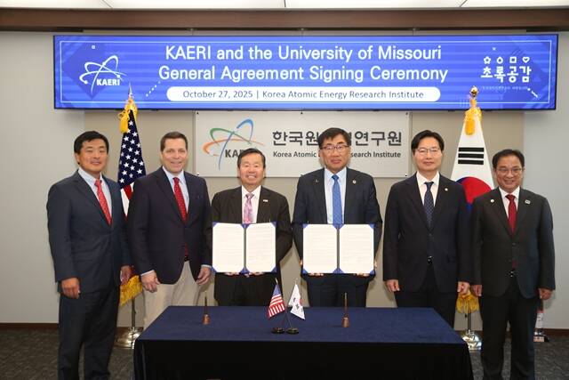 27일 한국원자력연구원 대전 본원에서 열린 차세대 원자력 기술협력을 위한 연구개발 협약식에서 조나단 패터슨 미주리주 하원의장(왼쪽부터), 토드 그레이브스 미주리대학교 이사회 이사장, 최문영 미주리대학교 총장, 주한규 한국원자력연구원장, 구혁채 과기정통부 제1차관, 임인철 한국원자력연구원 부원이 기념 촬영하고 있다. /과학기술정보통신부