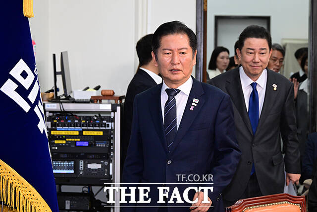 부동산 정책을 둘러싼 더불어민주당 내 혼선이 지속되고 있다. 정청래 대표는 26일 당 의원총회에서 개별 의원들의 돌출 발언은 가급적 자제해 달라며 함구령을 내렸다. 사진은 정 대표와 김병기 원내대표./남윤호 기자