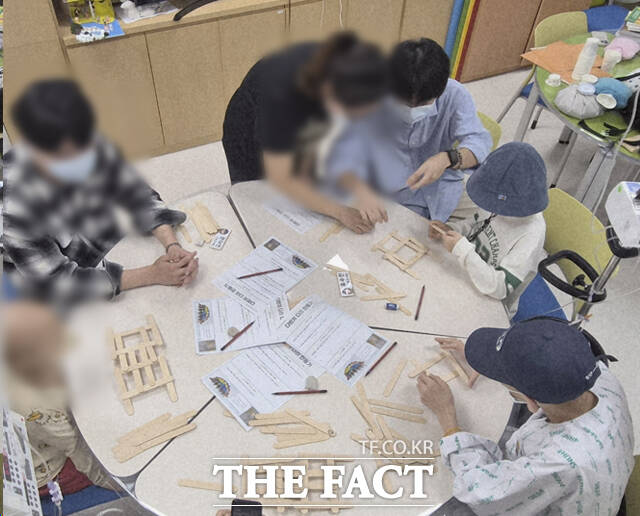 1999년 문을 연 서울대학교병원 병원학교는 병원학교 관련 법률 제정을 주도하는 등 전국 병원학교의 설립을 선도해왔다. 사진은 서울 종로구 서울대학교병원 병원학교 교실 전경./강경숙 조국혁신당 의원실 제공