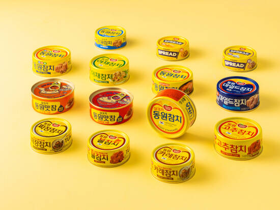 동원그룹의 지주회사인 동원산업이 식품 핵심 계열사인 동원F&B를 자회사로 품으면서 참치를 뗀 글로벌 K-푸드를 만드는데 골몰하고 있다. 사진은 동원그룹 대표 식품인 동원참치 제품들 모습. /동원F&B