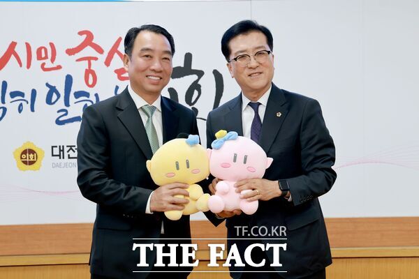 베트남 빈롱성 인민위원회 대표단(위원장 르꽝응오이, 왼쪽)이 27일 대전시의회(의장 조원휘, 오른쪽)를 공식 방문해 관계자들과 교류 간담회를 가졌다. /대전시의회