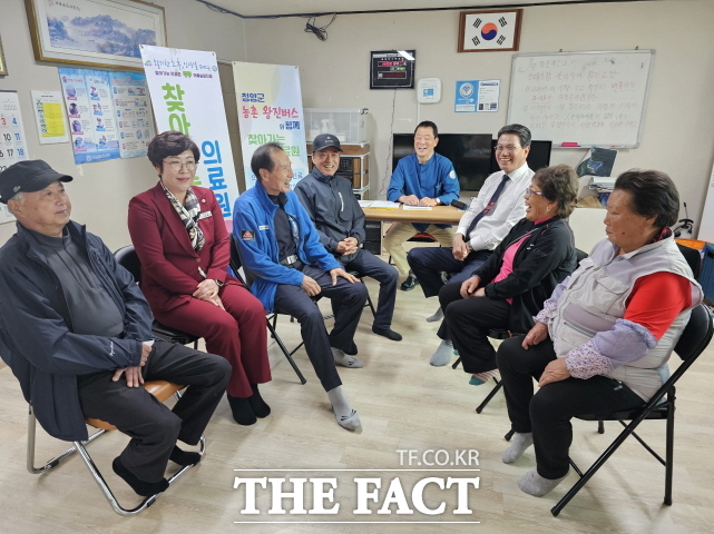 25일 청양군 비봉면 양사1리 마을회관에 김상경 청양군보건의료원 원장을 비롯한 의료진이 농촌왕진버스를 타고 방문해 진료, 혈액 검사, 건강 상담 등 다양한 서비스를 제공하고 있다. /청양군