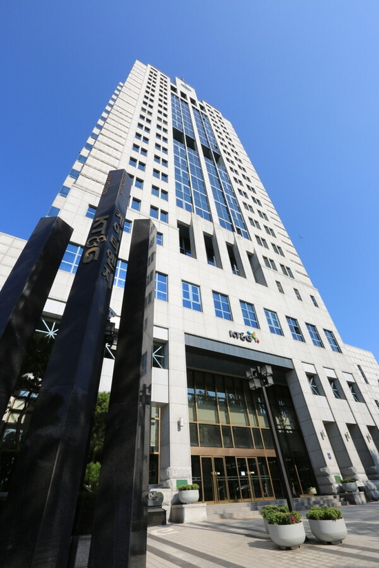 KT&G 상상마당이 국내 창작 뮤지컬 제작 지원사업인 상상 스테이지 챌린지에서 <밤이 되었습니다. 물고기는 고개를 들어주세요>를 최종 수상작으로 선정했다. 사진은 KT&G 사옥 전경. /KT&G