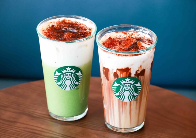 스타벅스 코리아가 말차 글레이즈드 티 라떼(왼쪽)와 블랙 글레이즈드 라떼가 최다 판매량을 기록하자 판매 기간을 한 달 연장한다. /스타벅스 코리아