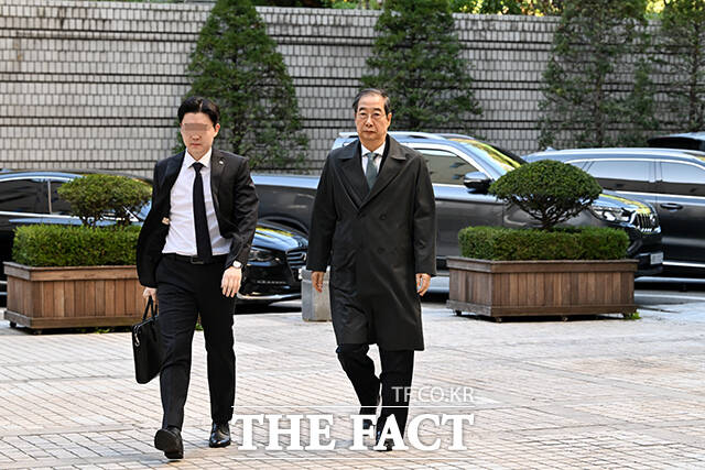 한덕수 전 국무총리가 27일 오전 서울 서초구 서울중앙지방법원에서 열린 내란 우두머리 방조 혐의 4차 공판에 출석하고 있다. /서예원 기자