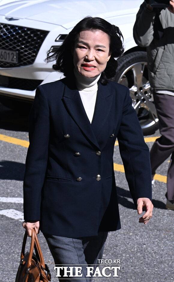 공직선거법 위반 등 혐의를 받는 이진숙 전 방송통신위원장이 27일 서울 영등포경찰서에서 열린 3차 소환에 출석하고 있다./ 이새롬 기자