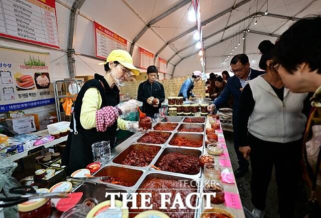 26일 강경젓갈축제장에서 한 관람객이 젓갈을 구매하고 있다. /논산시