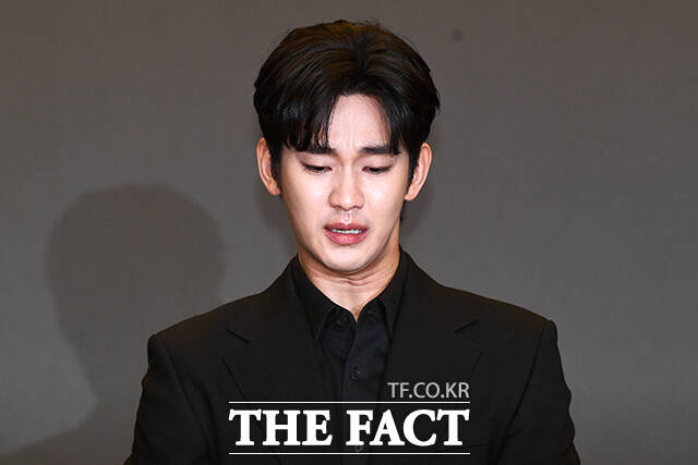 배우 김수현이 31일 오후 서울 마포구 상암 스탠포드호텔에서 故 김새론과 미성년자 시절 교제 의혹과 관련해 기자회견을 열고 입장을 밝히며 눈물을 흘리고 있다. /서예원 기자