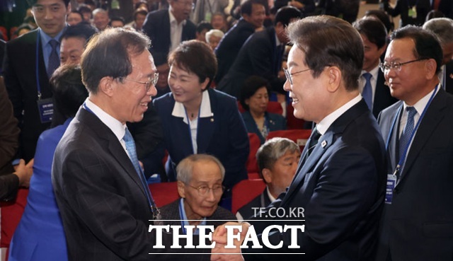 이재명 대통령이 민주당 대선후보 시절인 지난 4월 30일 오후 서울 여의도 국회 의원회관에서 열린 민주당 제21대 대통령선거 진짜 대한민국 중앙선거대책위원회 출범식에서 이석연 공동선대위원장과 인사하는 모습. /뉴시스