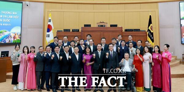 베트남 빈롱성 인민위원회 대표단이 27일 대전시의회를 공식 방문해 관계자들과 교류 간담회를 가졌다. 지난 4월 황경아 대전시의회 부의장의 빈롱성 인민위원회 방문에 대한 답방 형식으로 추진됐다. /대전시의회