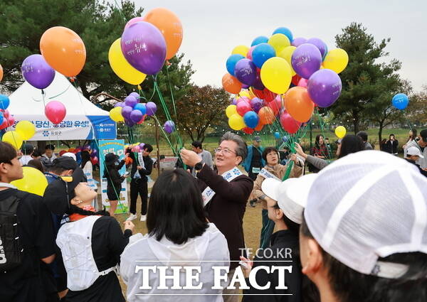 지난 26일 열린 제7회 유성국화마라톤대회에서 청렴 캠페인의 일환으로 정용래 유성구청장이 청렴한 당신, 당당한 유성 문구가 새겨진 풍선을 배부하고 있다. /대전 유성구