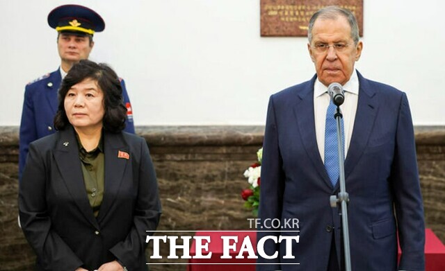 지난해 11월 3일 러시아 외무부가 공개한 사진에 세르게이 라브로프 러시아 외무장관(오른쪽)과 최선희 북한 외무상이 모스크바 야로슬라브스키역에서 김일성 주석의 1949년 소련 방문을 기념하는 명판 제막식에 참석했다./ 뉴시스