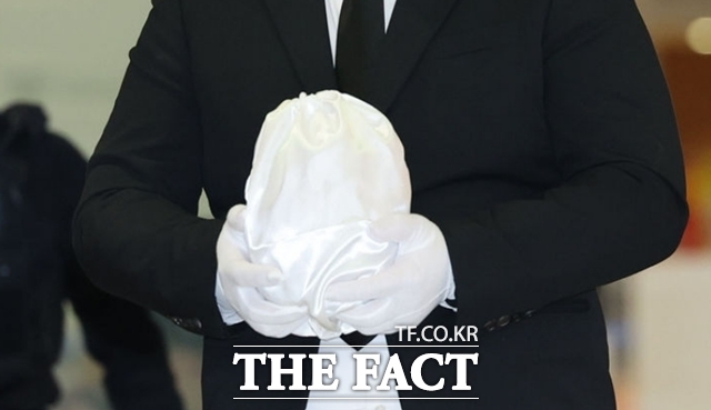 김현수 주캄보디아 대사대리는 22일(현지시간) 캄보디아에서 범죄 조직의 고문으로 사망한 한국인 대학생 사건과 관련해 구타가 있었다는 사실을 외교부 본부에 보고했다고 밝혔다. 사진은 피해자 유해가 전날 인천국제공항 2터미널을 통해 송환된 모습. /뉴시스