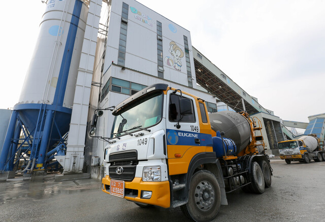 유진그룹 계열인 유진기업과 동양이 국내 레미콘 업계 최초로 라텍스를 활용한 콘크리트 균열 제어기술에 대해 공식 인증을 획득했다. /유진그룹