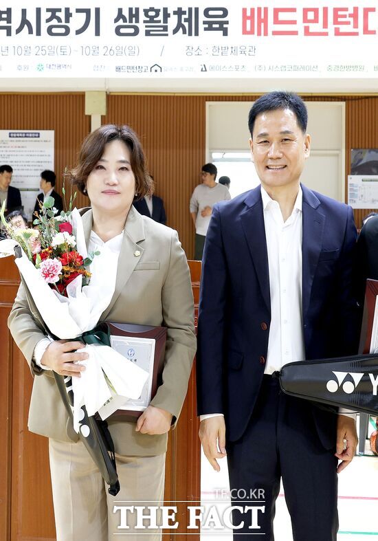 대전 유성구의회 이명숙 의원(의회운영위원장, 왼쪽)이 26일 한밭체육관에서 열린 제30회 대전시장기 배드민턴대회에서 대한배드민턴협회로부터 공로패를 받았다. /의원실