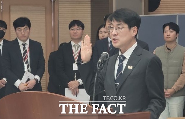 김정기 대구시장 권한대행 행정부시장이 27일 대구시청 산격청사에서 열린 국회 행정안전위원회의 대구시 국정감사에서 증인 선서를 하고 있다. /뉴시스