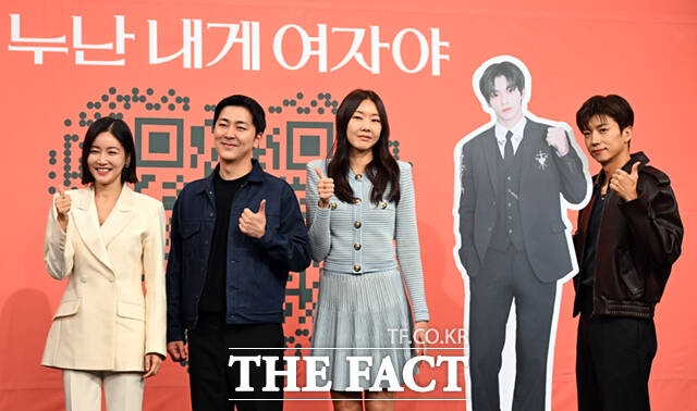 배우 황우슬혜와 박진우 PD, 모델 한혜진, 2PM 장우영(왼쪽부터)이 27일 서울 여의도 KBS 본관에서 열린 KBS2 새 예능프로그램 누난 내게 여자야 제작발표회에 참석해 해외 일정으로 불참한 수빈의 등신대와 함께 포즈를 취하고 있다. /이새롬 기자