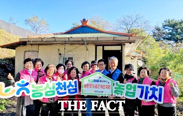 농협대전본부는 27일 북대전농협, 고향주부모임대전시지회와 함께 유성구 금탄동에 거주하는 취약농가를 찾아 벽지와 장판을 교체하고 가구정리 및 청소지원 사업을 펼쳤다. /대전농협