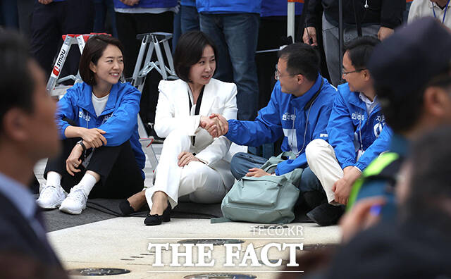 이재명 더불어민주당 대선 후보 지지를 선언한 허은아 전 개혁신당 대표와 김상욱 민주당 의원이 지난 5월 19일 서울 영등포구 여의도 타임스퀘어 앞에서 열린 이 후보 유세에서 악수하고 있다. /배정한 기자