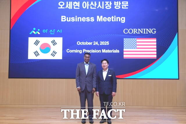 오세현 아산시장과 반 홀 코닝정밀소재 대표가 간담회 후 기념사진을 촬영하고 있다. /아산시