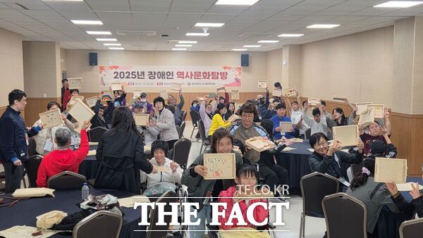 대전 서구 평생학습원은 26일 충남 보령 지역에서 장애인 역사 문화 탐방을 성공적으로 진행했다. /대전 서구