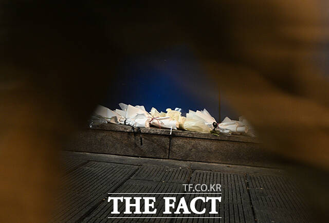 지난해 '10.29 이태원 참사 2주기'를 이틀 앞둔 27일 오후 서울 용산구 이태원 참사 현장에 희생자들을 추모하는 꽃이 놓여 있다. /박헌우 기자